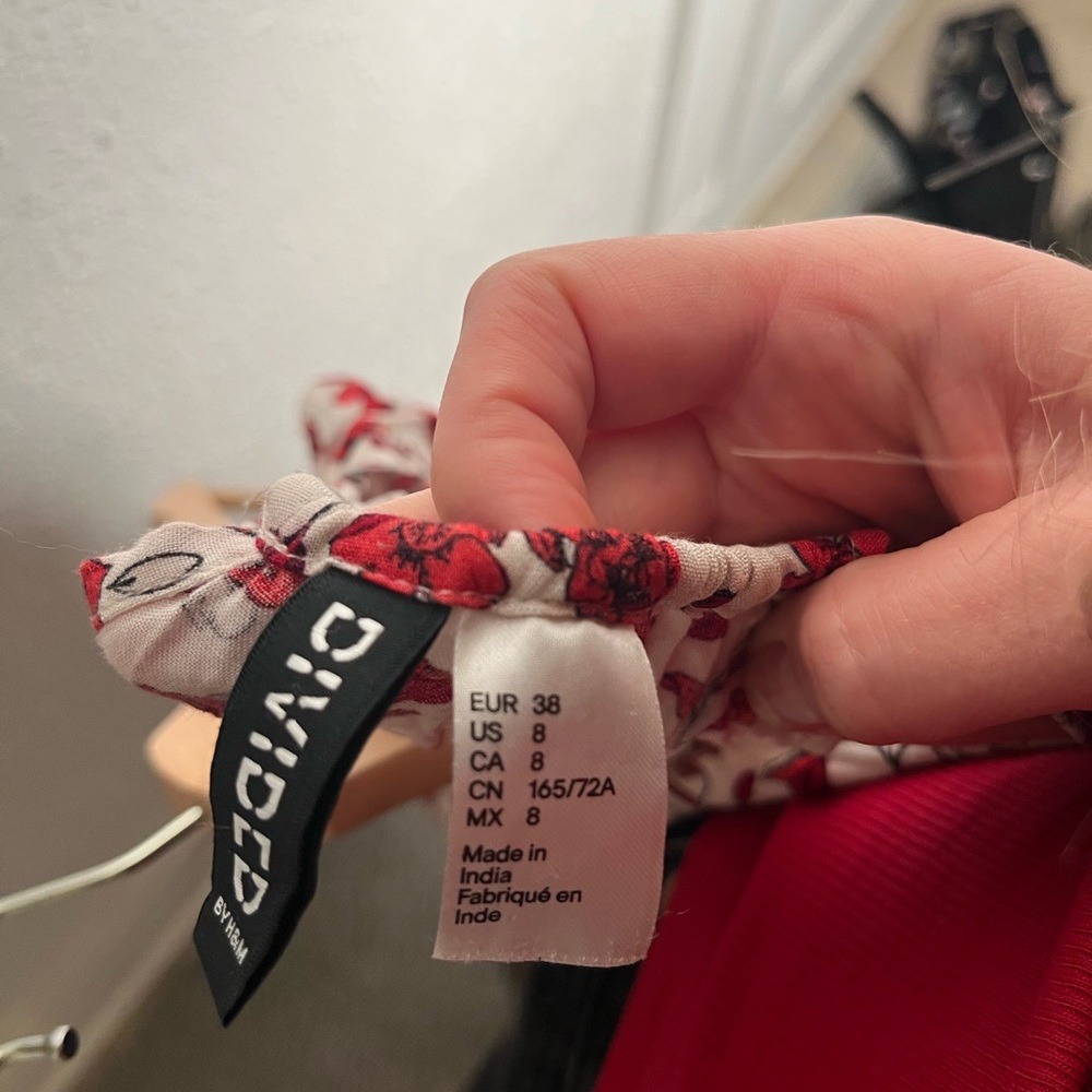 Divided H&M Red Floral Patterned romper - Picture 8 of 8